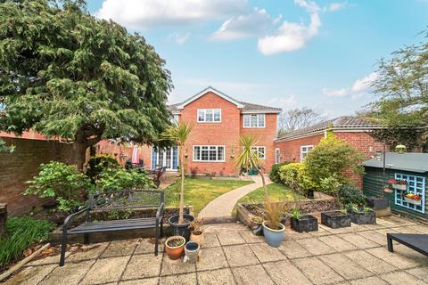 4 bed property, in The Paddock, £600,000