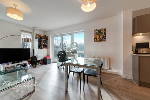 1 bed property, in St Clements Avenue, £400,000