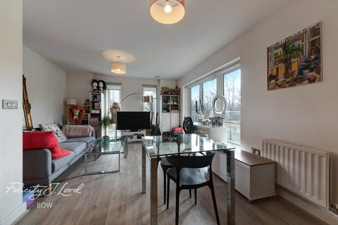 1 bed property, in St Clements Avenue, £400,000