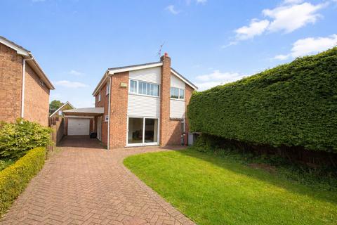 4 bed property, in Ascot Drive, £365,000