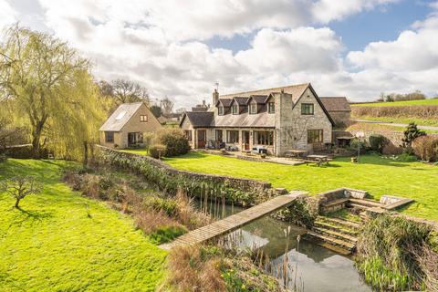 4 bed property, in Brook End, £975,000