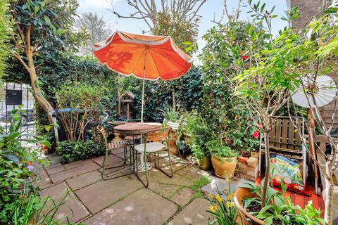 3 bed property, in Harrow Road, £775,000
