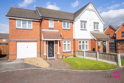 3 bed property, in Langton Close, £284,000