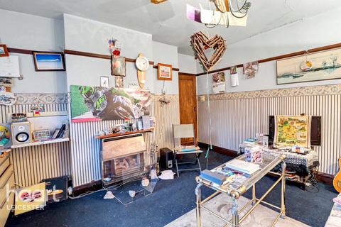 3 bed property, in Knighton Road, £280,000