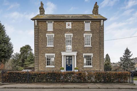 5 bed property, in Mistley, £800,000