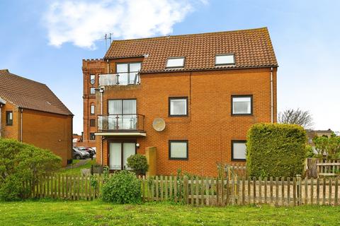 2 bed property, in Kings Lynn Road, £175,000