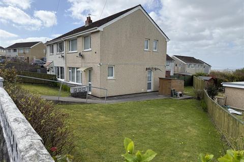 3 bed property, in Trilwm, £135,000