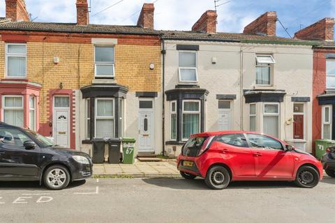 2 bed property, in Moorland Road, £95,000
