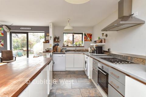 4 bed property, in Carden Avenue, £550,000