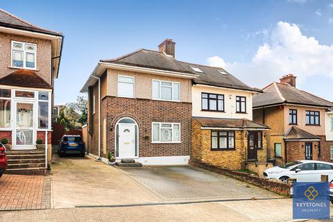 3 bed property, in Ravenswood Close, £450,000