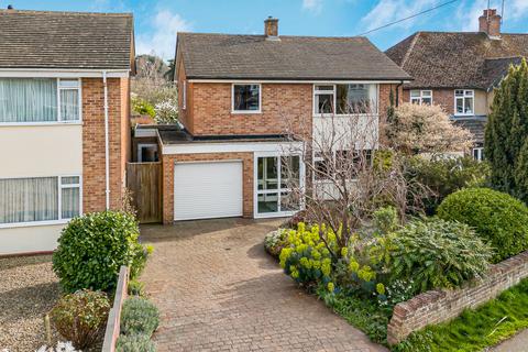 4 bed property, in South Avenue, £625,000