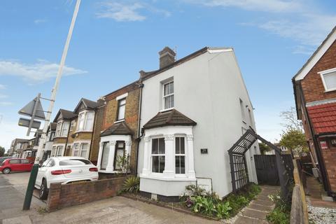 3 bed property, in Havering Road, £425,000