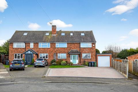 5 bed property, in Hall Close, £525,000