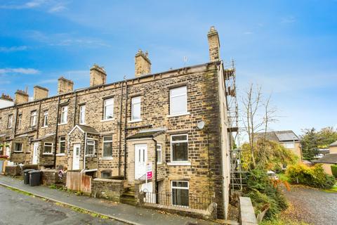 2 bed property, in Montague Street, £120,000