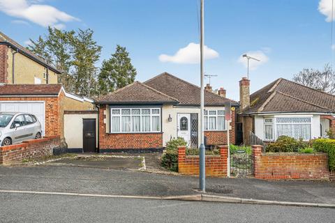 2 bed property, in Cranbourne Road, £625,000