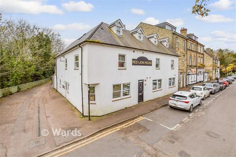 1 bed property, in High Street, £140,000