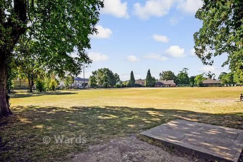 1 bed property, in High Street, £140,000
