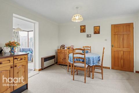 3 bed property, in Holt Road, £475,000