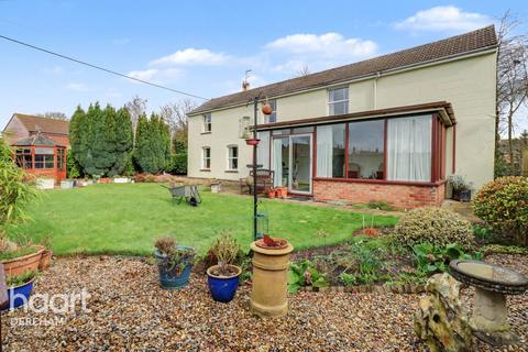 3 bed property, in Holt Road, £475,000