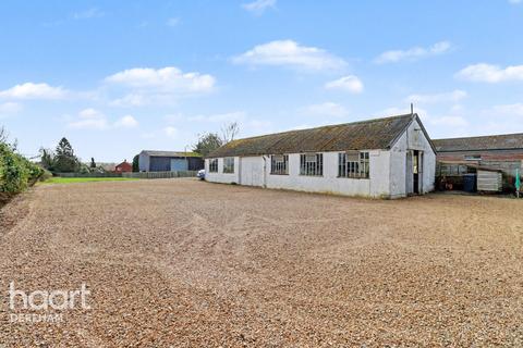 3 bed property, in Holt Road, £475,000