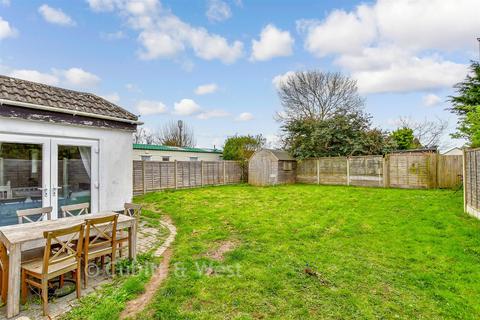 2 bed property, in Elizabeth Close, £308,000