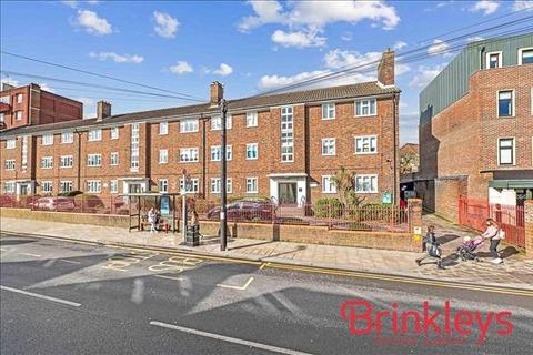 2 bed property, in Wimbledon Park Court, £375,000
