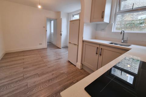 2 bed property, in Dingwall Road, £550,000