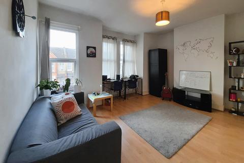 1 bed property, in Dingwall Road, £385,000