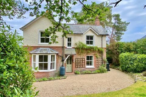 4 bed property, in Ringwood Road, £627,000