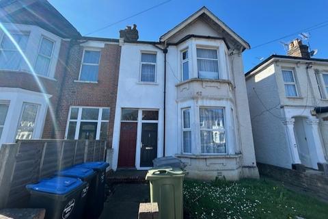 3 bed property, in Bruce Road, £375,000