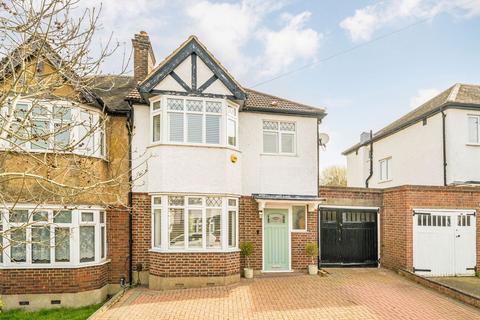 3 bed property, in Chumleigh Walk, £830,000