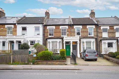 3 bed property, in Forest Hill Road, £625,000