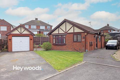 2 bed property, in Priam Close, £215,000