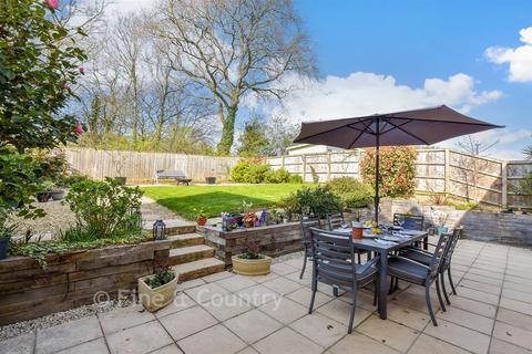 4 bed property, in Hollybush Close, £465,000