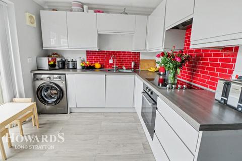 2 bed property, in Chestnut Road, £210,000