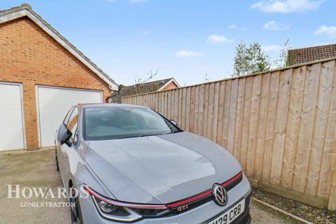 2 bed property, in Chestnut Road, £210,000