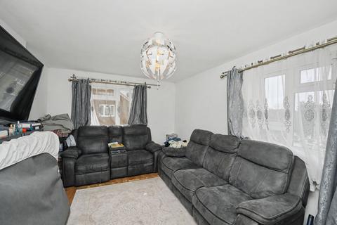 1 bed property, in Barrowfield Close, £199,995