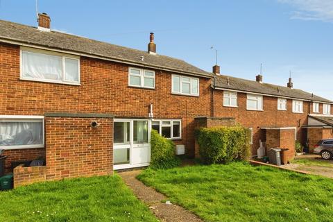 2 bed property, in Abbots Grove, £300,000
