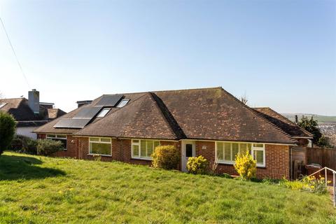 2 bed property, in Cuckmere Way, £475,000