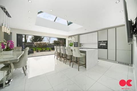 4 bed property, in Balgores Lane, £850,000