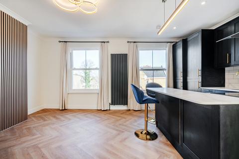1 bed property, in Colvestone Crescent, £450,000