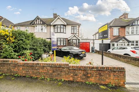 3 bed property, in Spur Road, £675,000