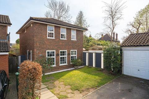 4 bed property, in Darnley Park, £850,000