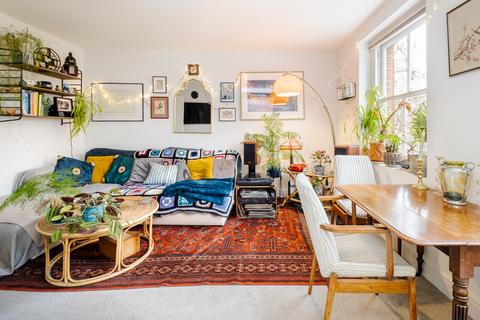 1 bed property, in Upper Street, £500,000
