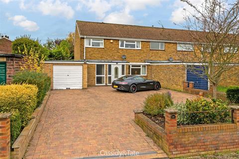 3 bed property, in Cedar Road, £475,000