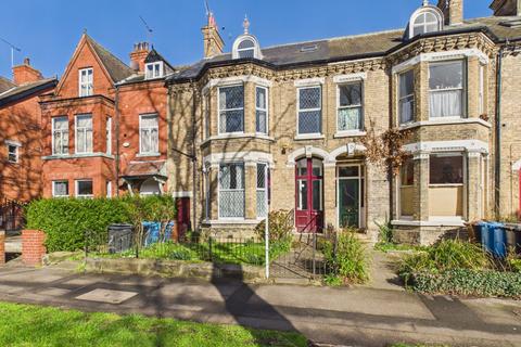 7 bed property, in Westbourne Avenue, £300,000
