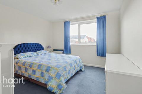 2 bed property, in Grand Drive, £350,000