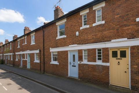 2 bed property, in Hayfield Road, £925,000