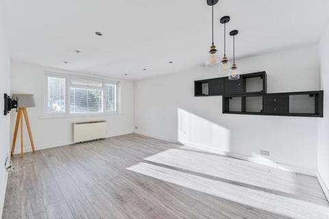 2 bed property, in Brighton Court, £300,000