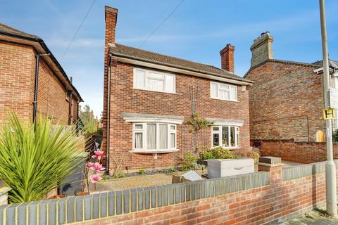 6 bed property, in Spenser Road, £750,000